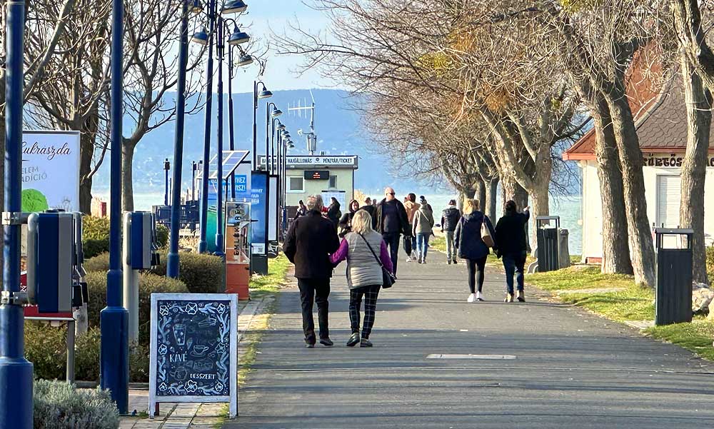 Odacsapnak az autósoknak a Balatonnál: Az év minden napján fizetős lesz a parkolás az egyik legnépszerűbb üdülőhelyen