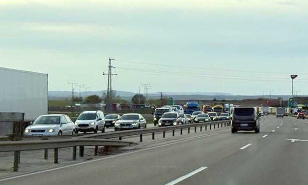 Az M1-M0 kereszteződésénél állandósult gigadugó miatt új forgalmi rendet alakítottak ki Budapest felé