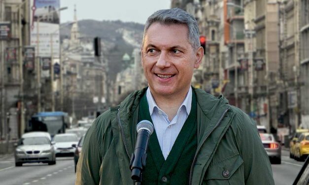Lázár János ismét hülyének nézi a Budapesten és környékén élőket, szóvá is teszi ezt Vitézy Dávid mellett sok száz ember a Facebookon