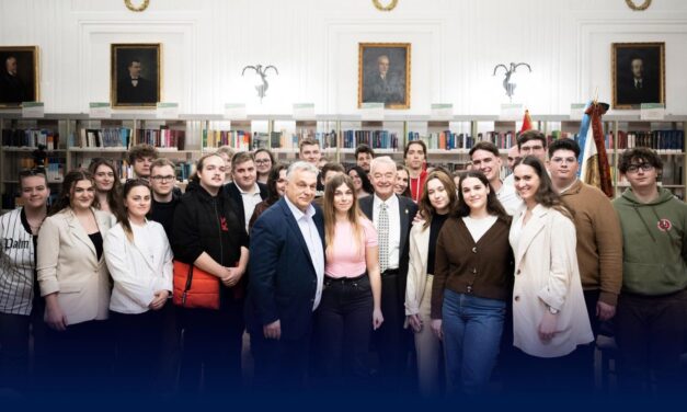 Fellázadtak az állatorvosok, amiért Orbán Viktor a hallgatókat szerepeltette a győzikés videójában: a rektor szerint abszurd lenne nemet mondani a miniszterelnöknek