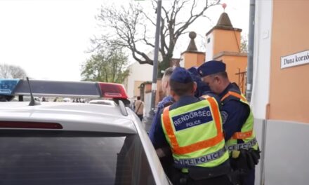 Balhé Magyar Péter szentendrei fórumán: egy Erdélyből származó unitárius papot vittek el bilincsben a rendőrök