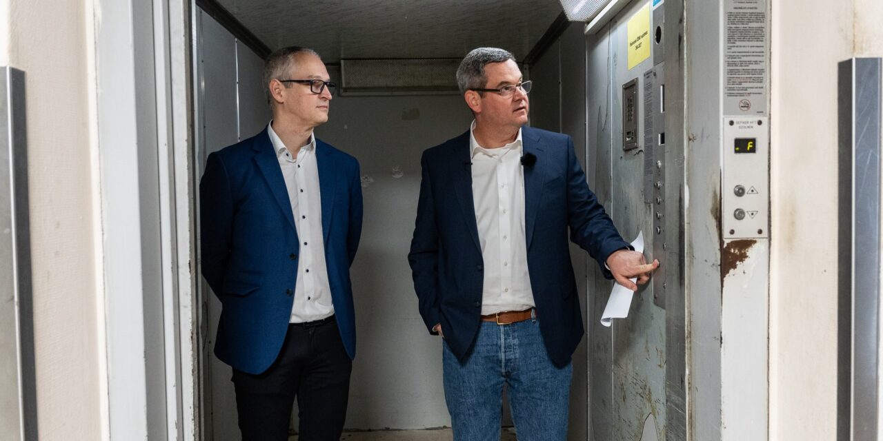 Országjárásba kezdett Takács Péter, hogy bemutassa azokat a lepukkant kórházakat, amelyeket szerinte Magyar Péter miatt nem tudott felújítani a kormány
