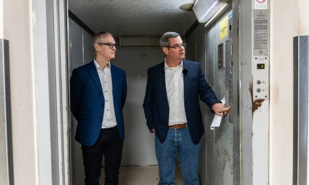 Országjárásba kezdett Takács Péter, hogy bemutassa azokat a lepukkant kórházakat, amelyeket szerinte Magyar Péter miatt nem tudott felújítani a kormány