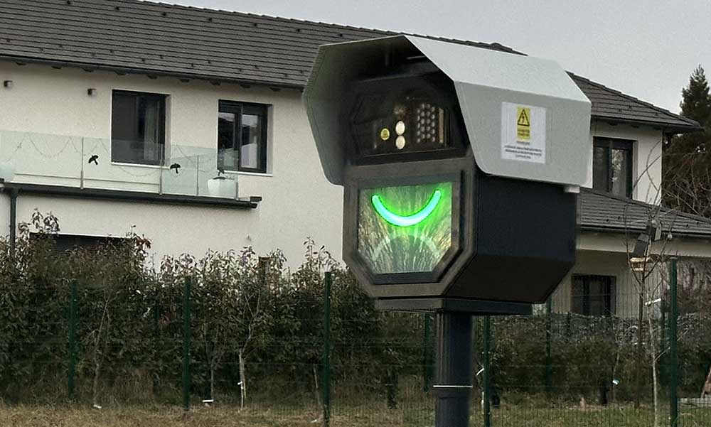 Traffipaxokkal pakolják tele a 10-es főutat, a településeknek elegük van a gyorshajtókból