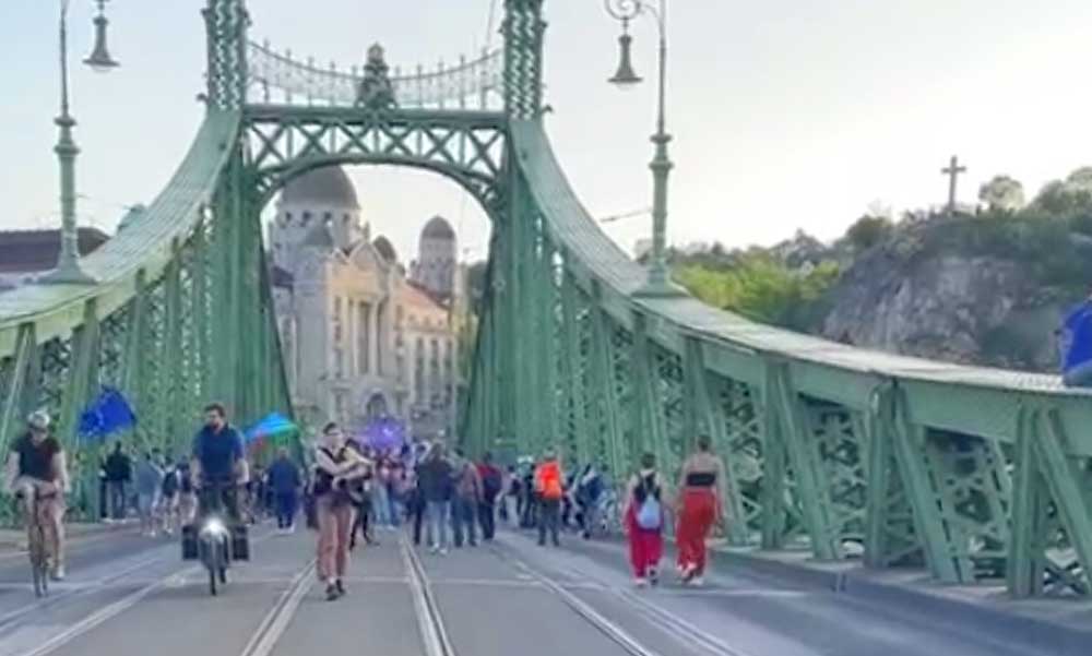 Tüntetés Budapesten: a demonstrálók váratalanul elfoglalták a Szabadság hidat, nem járnak a villamosok
