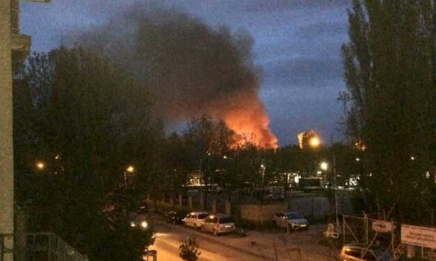 Kigyulladt Rákosrendezőn az összehordott szemét, nagy erőkkel vonultak ki a tűzoltók