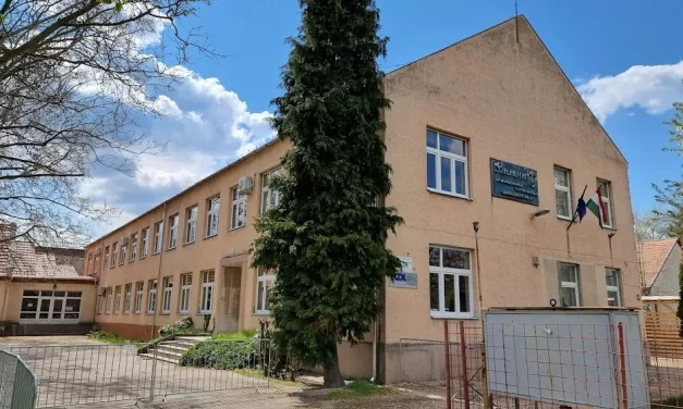 Kirúgták a komáromi technikum tanárát, aki nem hagyta, hogy eltussolják az igazgató molesztálási ügyeit