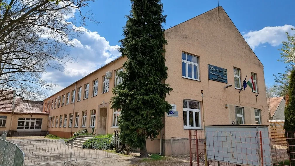Kirúgták a komáromi technikum tanárát, aki nem hagyta, hogy eltussolják az igazgató molesztálási ügyeit