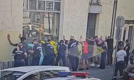 Tömegverekedés a Népszínház utcában: késsel támadtak a rendőrre a balhézók, fegyvert ragadott a őrmester