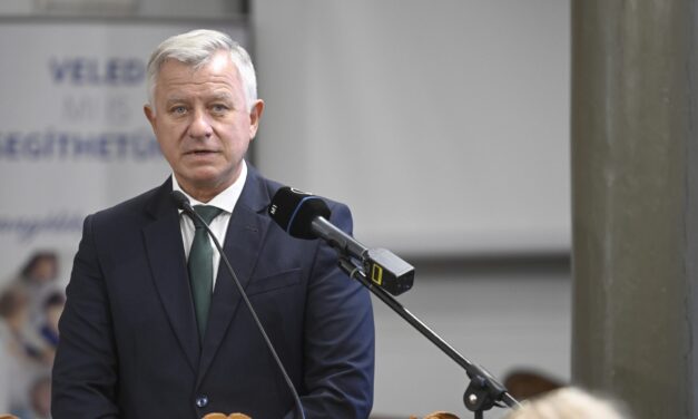 Elismerte a móri képviselő, hogy fia összebalhézott az élettársával, ezért állították elő a rendőrök: kábítószert is találtak az otthonukban