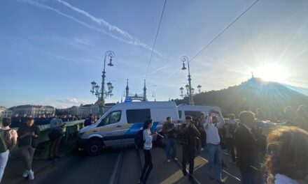 „Nem hagyjuk abba, Orbán takarodj” – több ezer ember tüntet Budapesten, a tömeg megpróbál átjutni Budára, a rendőrök ezt nem engedik