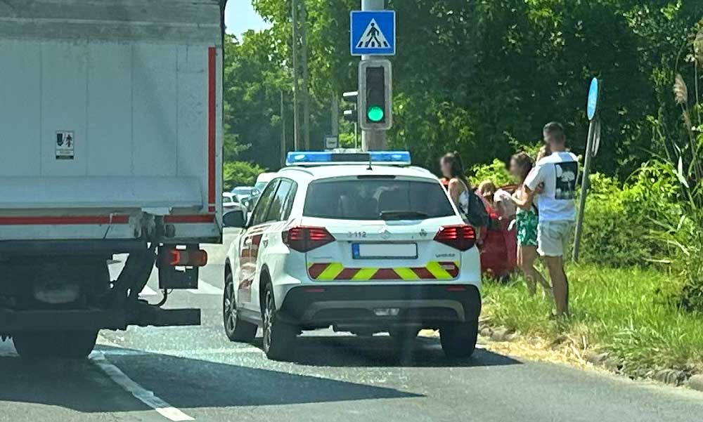 Villanyoszlopnak csapódott autóját siratta a szőke asszony, óriási dugót okozott az Egér úton
