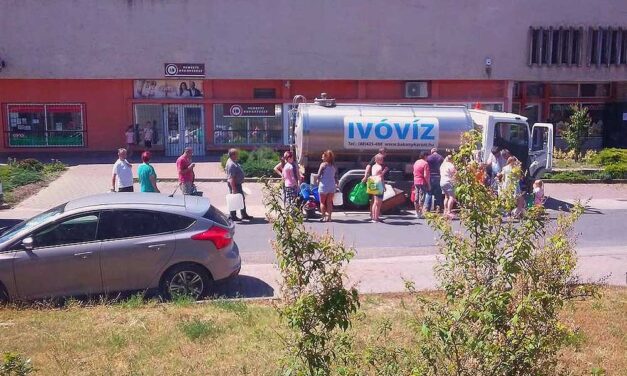 Dráma a 10-es főút mentén: Egymás után hatodszor tört el a vízvezeték, három településen egy hete nincs víz