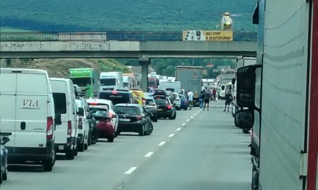 Tömegbaleset az M1-es autópályán, már 10 kilométeres a torlódás Budapest környékén