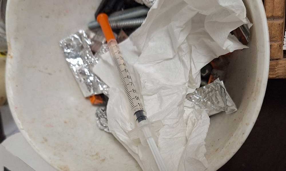 Saját pácienseit látta el droggal a józsefvárosi addiktológiai asszisztens, egy fiatal meghalt a tőle kapott szertől