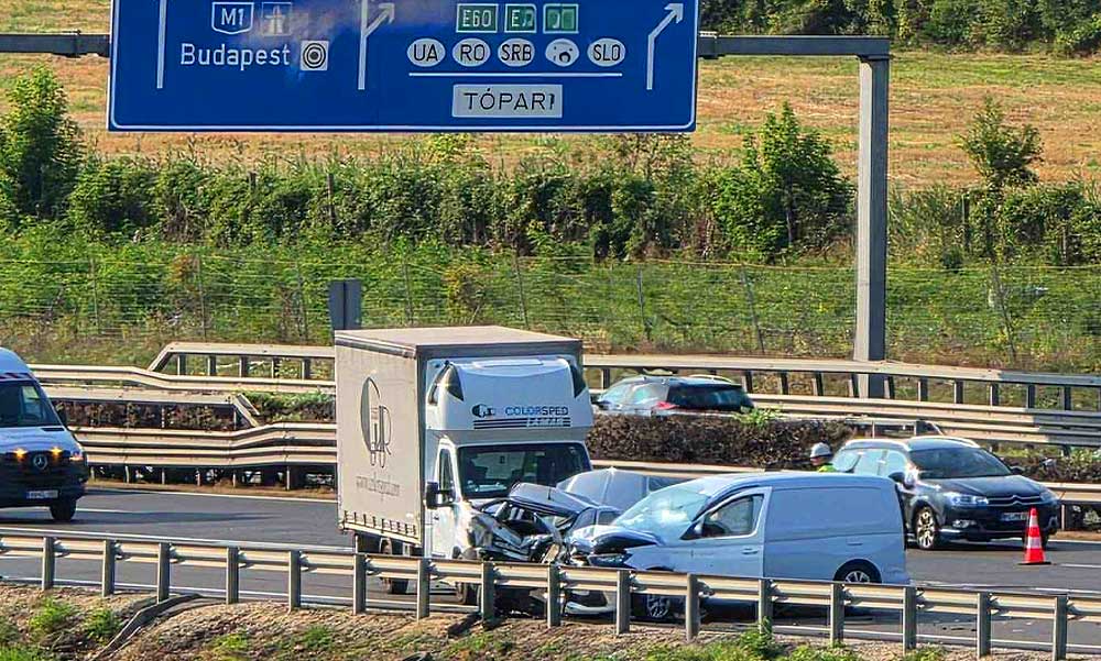 Tömegbaleset miatt beállt az M1-es Biatorbágynál: több kilométeres a torlódás