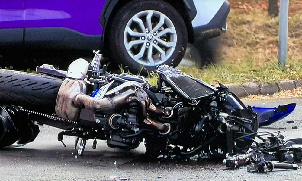 Kanyarodó buszba csapódott egy motoros Csepelen, a 23 éves vezető meghalt, egy 17 éves lány súlyosan megsérült