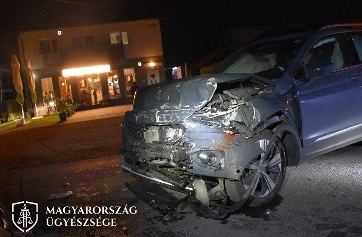 Olyan részegen ült volán mögé a nő, hogy a saját sávjában sem tudta tartani a járművét, súlyos balesetet okozott