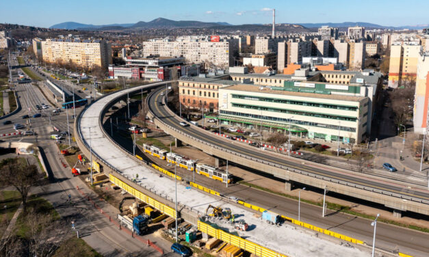 Olyan rossz állapotban van a Flórián téri felüljáró, hogy novemberig nem végeznek a felújítással