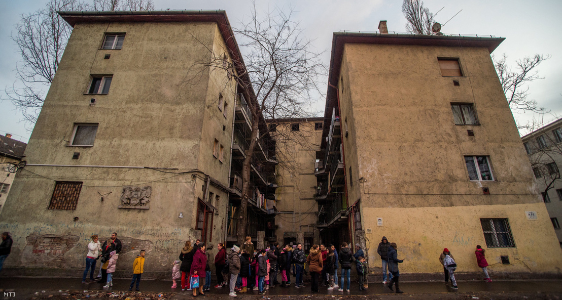 A földdel teszik egyenlővé a Hős utcai nyomortanyát, kezdődhet a TEK, új műveleti központjának építése
