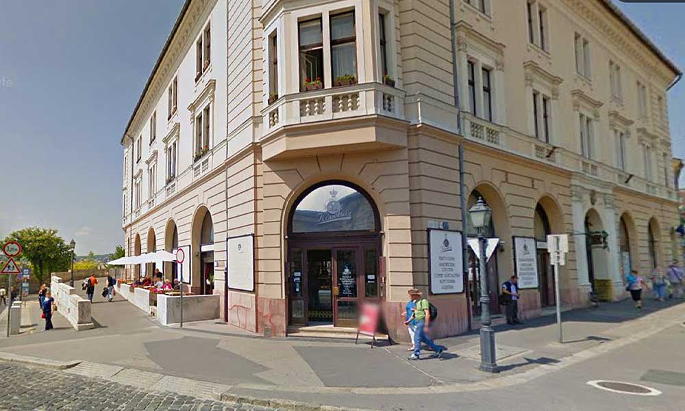 A Ruszwurm Cukrászda után, a napokban elhunyt Szamos Miklós másik budavári cukrászdáját is lezárták a végrehajtók