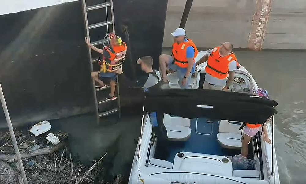 Életmentés a Dunán: uszályok közé szorult egy motorcsónak 3 gyermek és 2 felnőtt volt a fedélzeten – Videó