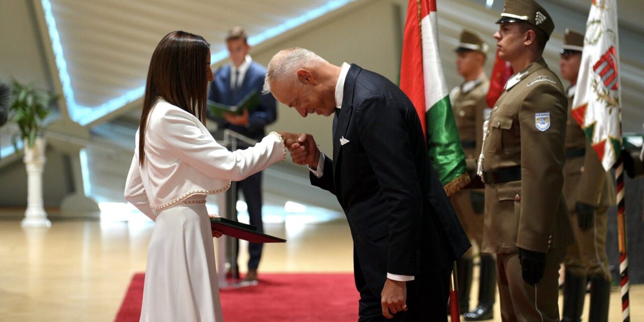 Állami kitüntetést kapott Rubint Réka, az elismerést Szalay-Bobrovniczky Kristóf adta át Schobert Norbi feleségének