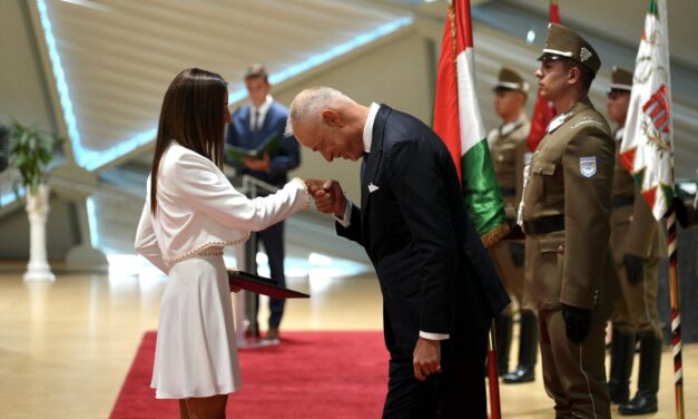 Állami kitüntetést kapott Rubint Réka, az elismerést  Szalay-Bobrovniczky Kristóf adta át Schobert Norbi feleségének