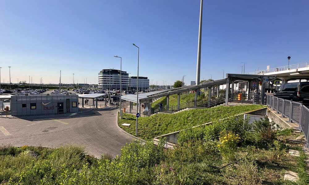 Visszavette az Orbán-kormány a ferihegyi repteret, máris kitiltották az autósokat az érkezési szint parkolójából