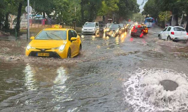 Durva felhőszakadás Budapesten és környékén, elöntött utcák, udvarok és parkolók mindenfelé