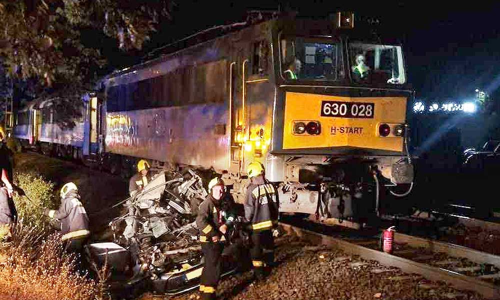 Fennakadt a síneken egy autó Vecsésnél, az InterCity teljesen maga alá gyűrte a járművet