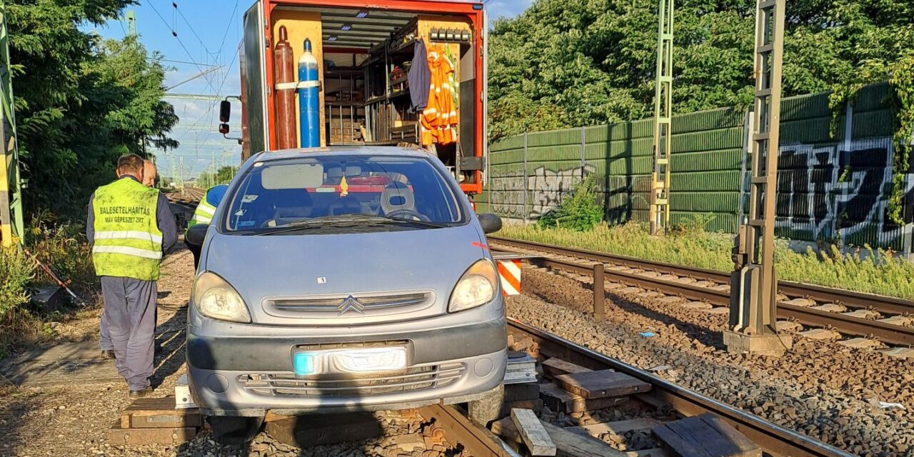 Az éjszaka valaki felhajtott Nagytéténynél a sínekre, majd otthagyta az autóját: hajszálon múlt a vasúti tragédia