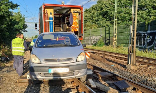 Az éjszaka valaki felhajtott Nagytéténynél a sínekre, majd otthagyta az autóját: hajszálon múlt a vasúti tragédia