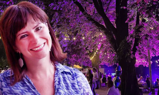 “A Tündi jól nyomja” – RTL-es és fideszes celebeket láttak a pink gesztenyefák alatt Budajenőn szombat este