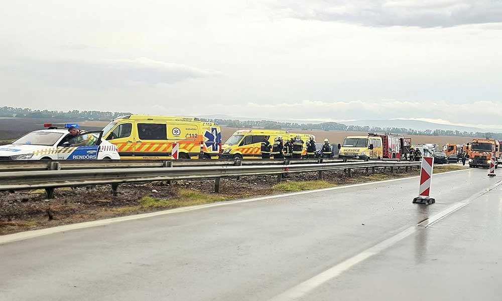 Halálos baleset az M1-esen: benézhette a forgalomterelést, emiatt ütközött több autóval a nő, majd saját kocsijában égett halálra