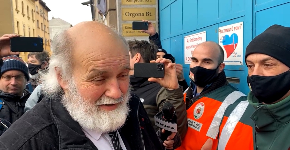 Sára Botond be akarja záratni Iványi Gáborék hajléktalanszállóját, akár 400 ember is az utcára kerülhet