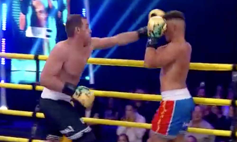 Sztárbox: mentővel vitték kórházba PSG Oglit, miután technikai KO-val kiütötte őt Molnár Gusztáv