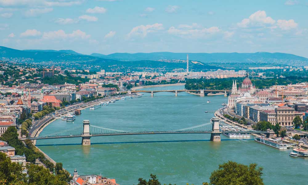 A budai hegyektől a belvárosi parkolókig: bérautóval könnyebb