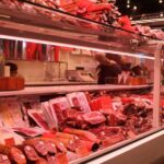 Élelmiszerüzletek praktikus berendezése: hűtőregálok és csemegepultok