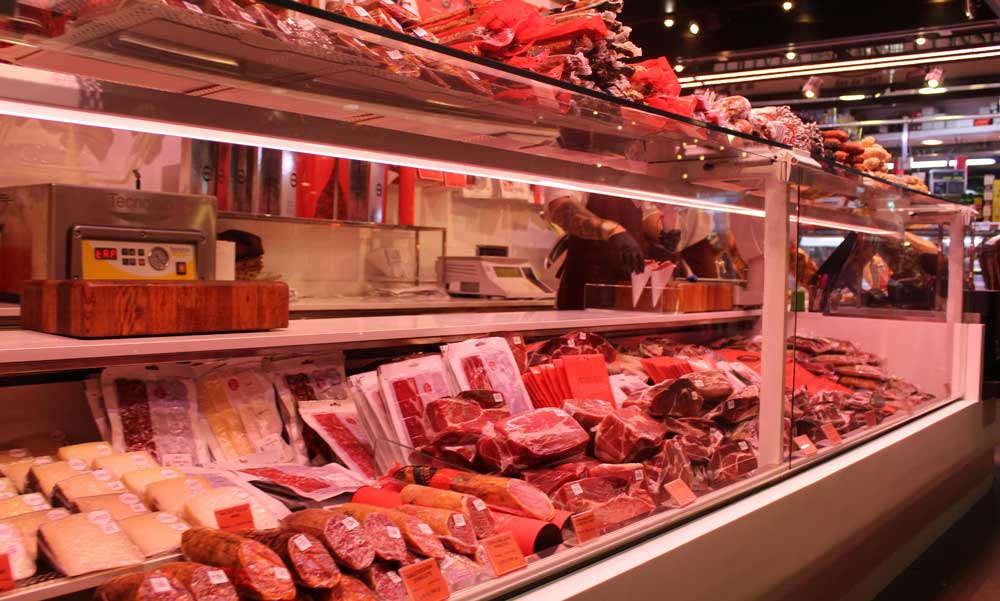 Élelmiszerüzletek praktikus berendezése: hűtőregálok és csemegepultok