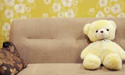 Kanapénk színéhez illő tapétával otthonosabbá varázsolhatjuk lakásunkat