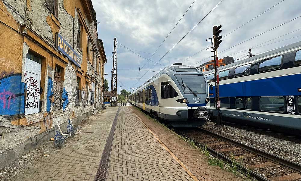 Milliárdokat költ a MÁV kommunikációra, miközben késnek a vonatok, rohadnak a sinek és az állomások