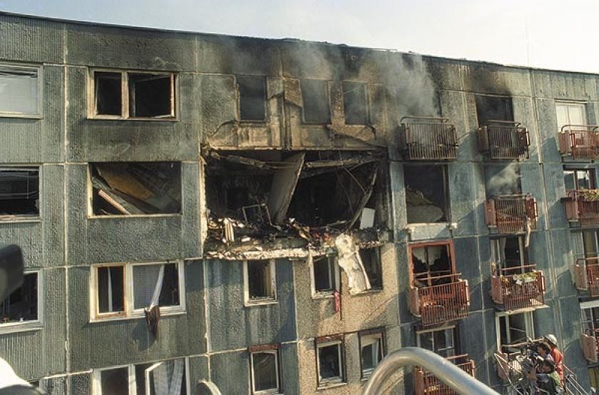 „Égnek a szüleink!” – ezt kiabálta a testvérpár, majd kiugrottak az erkélyről – 32 évvel ezelőtt történt a békásmegyeri robbantás, heten haltak meg