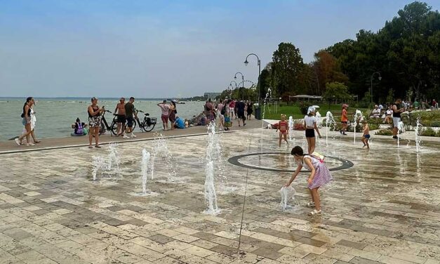 200 ezer forint sérelemdíjat kér egy budapesti nő Siófok városától, mert lespriccelte a rózsakerti szökőkút: a polgármester felháborodott
