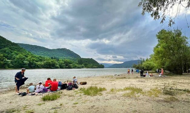 Kiakadt az ismert művész: Kizárólag a pénzes újgazdagok kényét-kedvét szolgálja Kisorosziban titokban épült yacht kikötő?