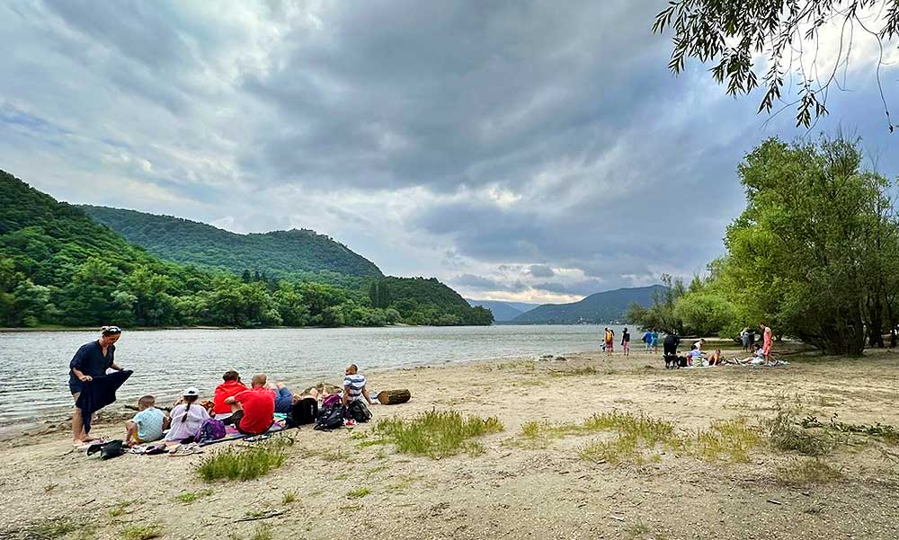 Kiakadt az ismert művész: Kizárólag a pénzes újgazdagok kényét-kedvét szolgálja Kisorosziban titokban épült yacht kikötő?