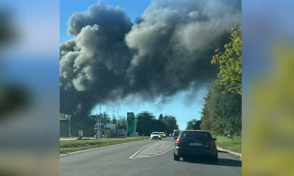 Óriási lángokkal ég egy raktárépület a pilisvörösvári MOL benzinkút mellett – videó a cikkben