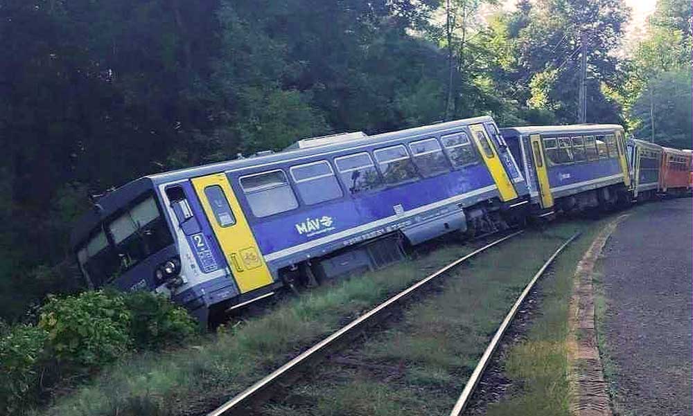 Kisiklott egy vonat Magyarkúton, pótlóbuszok járnak Vác és Berkenye között