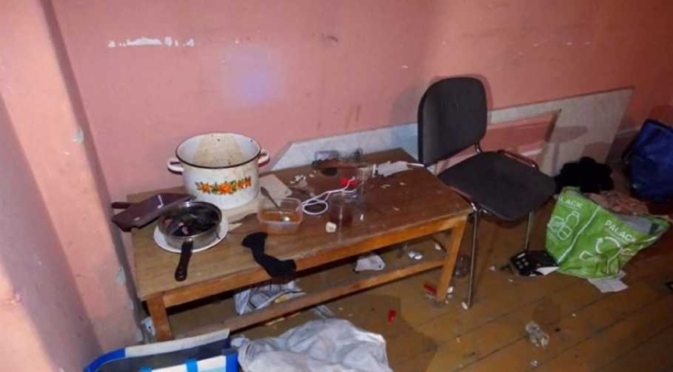 Borzalom a bagi drogtanyán: drogoztatták és futtatták a 14 éves lányt, szülei mentették ki a rémségek házából