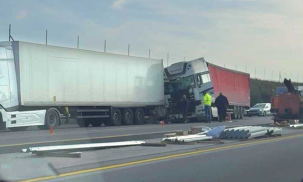 Teljesen beállt az M1-es: kamionok ütközött Herceghalomnál, Biatorbágynál több sávot is lezártak